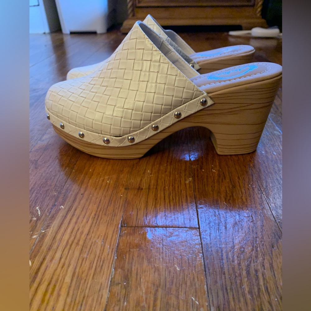 Atalina White  Leather Clog Women’s Shoes size 7.5 Crosshatch Pattern Comfy
